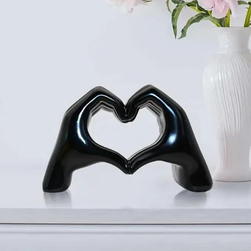 Enfeite de Mesa Mãos Formando um Coração em Resina