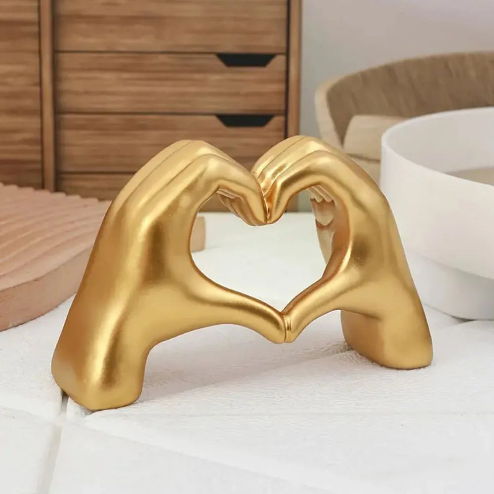 Enfeite de Mesa Mãos Formando um Coração em Resina