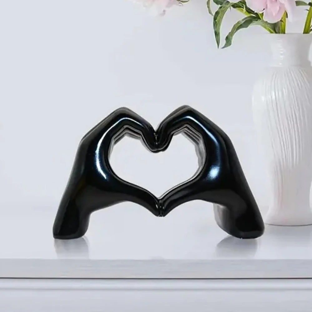 Enfeite de Mesa Mãos Formando um Coração em Resina