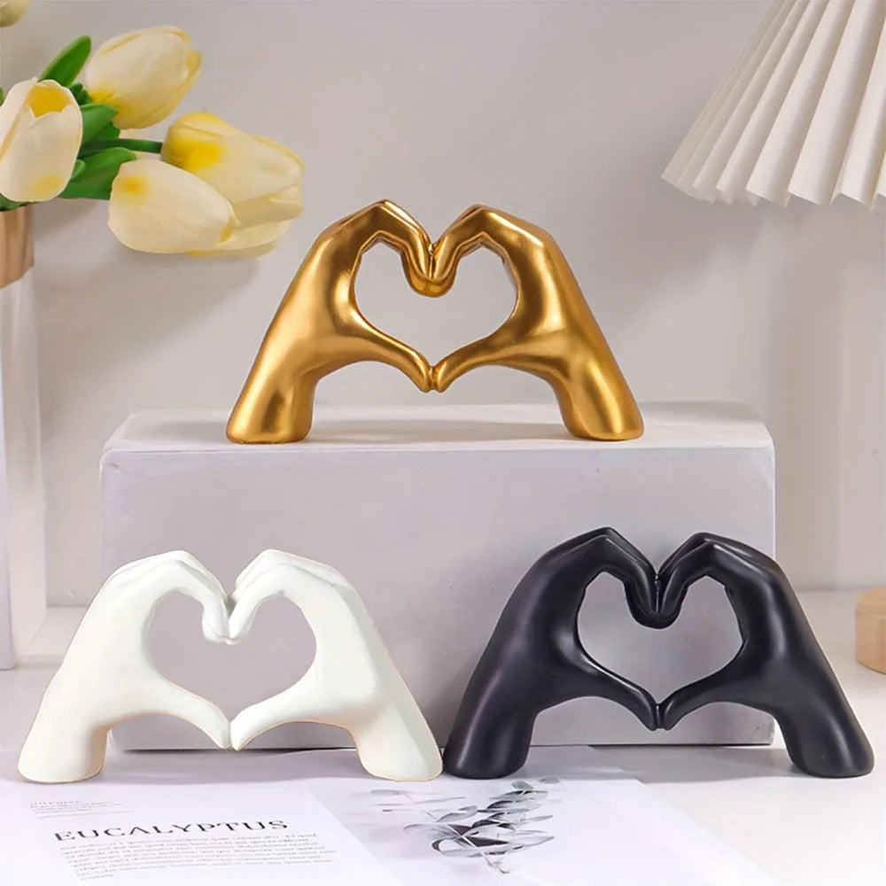 Enfeite de Mesa Mãos Formando um Coração em Resina