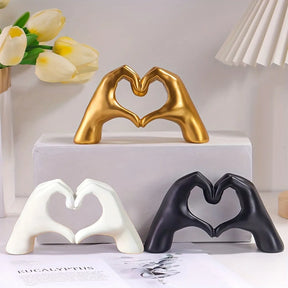 Enfeite de Mesa Mãos Formando um Coração em Resina