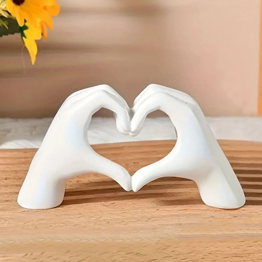 Enfeite de Mesa Mãos Formando um Coração em Resina